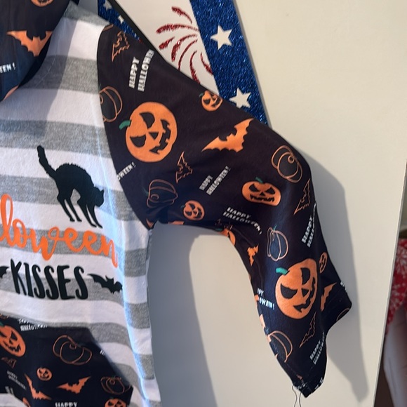 Baby’s Halloween onesie with snaps and hood - Picture 3 of 8